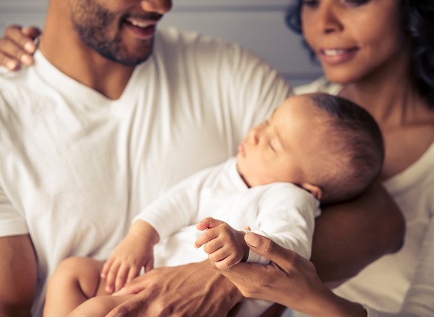 Pai e mãe colocando o bebê para dormir: você está alinhada com o seu parceiro(a)? (Foto: Thinkstock)