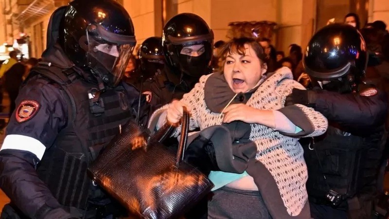 Diversos manifestantes foram presos por protestar contra a mobilização (Foto: AFP via BBC News)