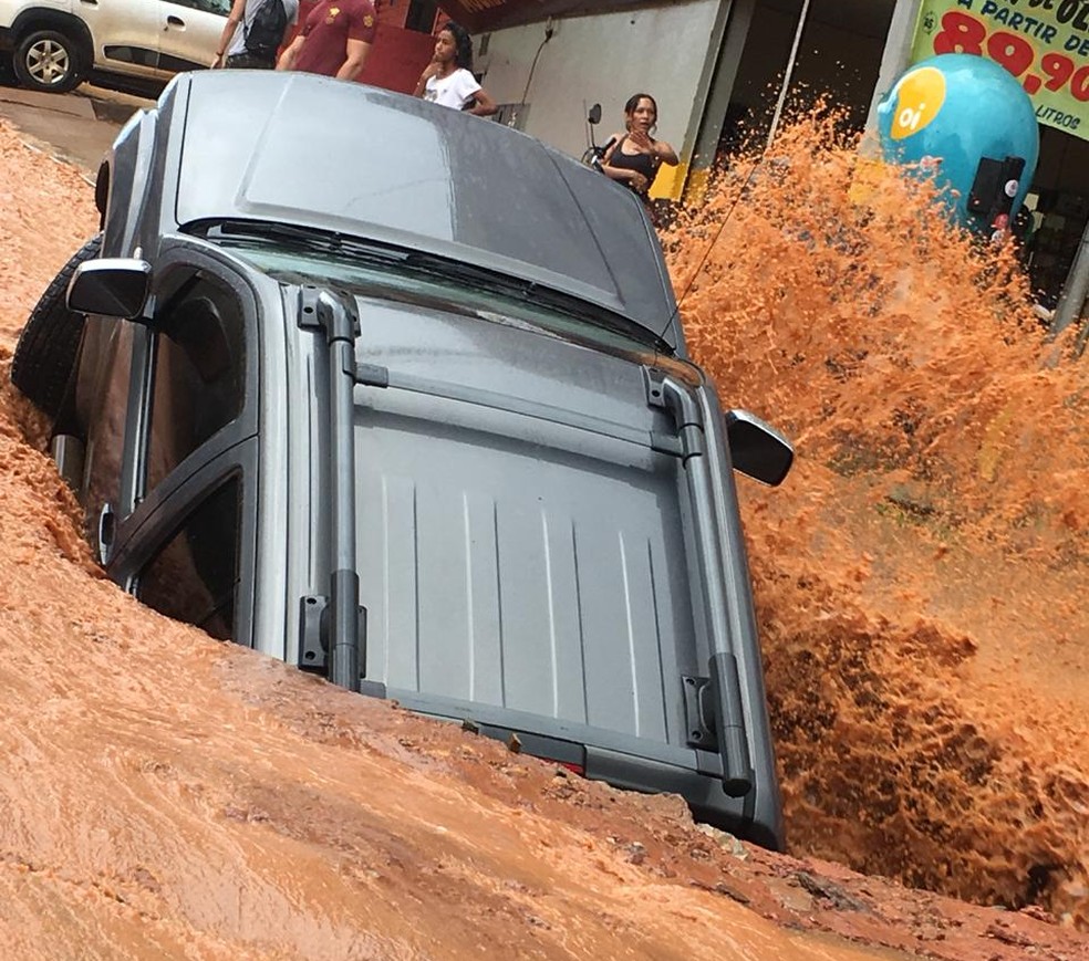 Carro é 'engolido' por buraco no asfalto em Vicente Pires, no Distrito Federal — Foto: Corpo de Bombeiros do DF/Divulgação 