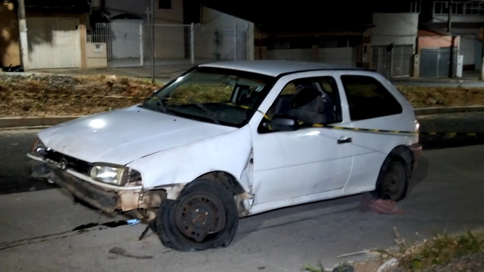 Suspeitos bateram carro em que estavam em obra do Corredor BRT, em Campinas (SP) — Foto: Reprodução/EPTV