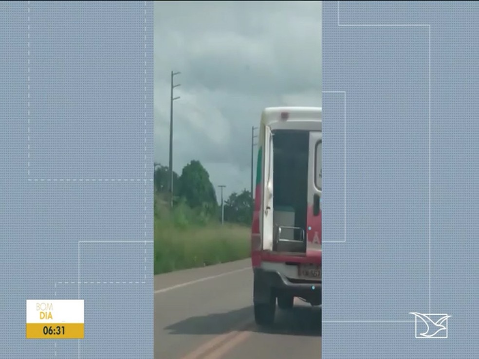 Ambulância trafega com porta aberta pela BR-316 no MA — Foto: Reprodução/TV Mirante