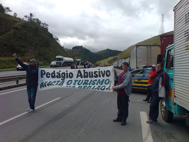 Dia 2 paralisação caminhoneiros BR-040 (Foto: Rogério de Paula/Intertv)