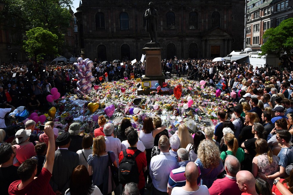 Moradores de Manchester fazem minuto de silêncio diante de tributo às vítimas de atentado, nesta quinta-feira (25) na St Ann's Square (Foto: BEN STANSALL / AFP)