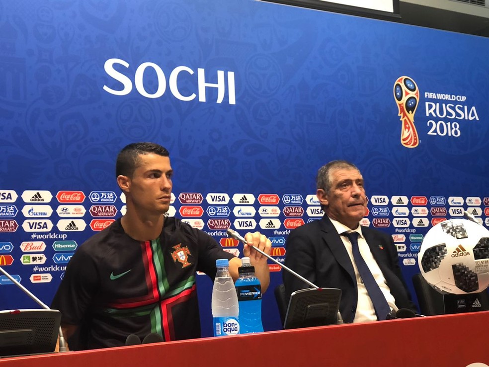Cristiano Ronaldo na sala de entrevistas com Fernando Santos: respostas sÃ³ para perguntas da Fifa (Foto: Marcelo Hazan)