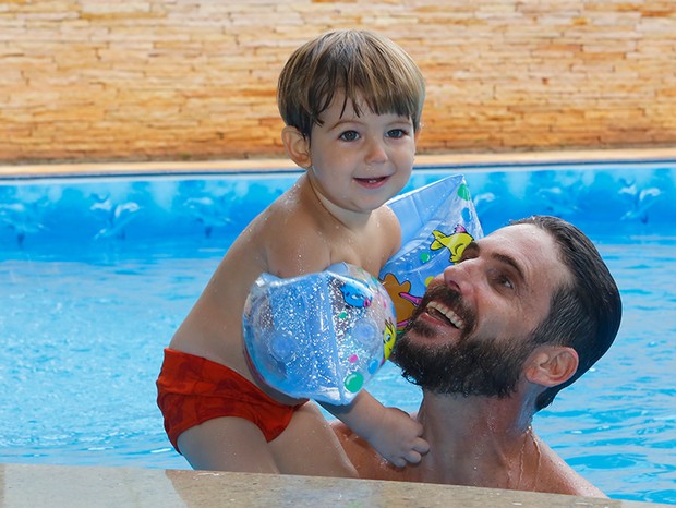 Hudson brinca com Davi na piscina (Foto: Marcelo Navarro/ Ed. Globo)