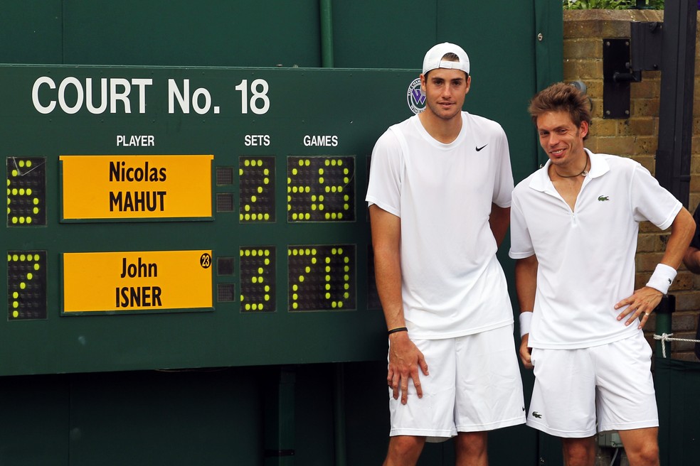 John Isner e Nicolas Mahut em Wimbledon 2010 na partida mais longa da história do tênis — Foto: Hamish Blair/Getty Images