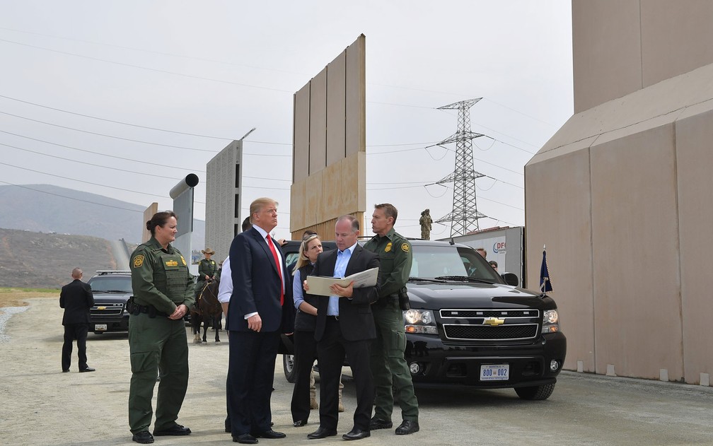 O presidente dos EUA, Donald Trump, visita protótipos do muro que pretende construir na fronteira com o México, em San Diego, na Califórnia, em março de 2018 — Foto: Mandel Ngan/AFP