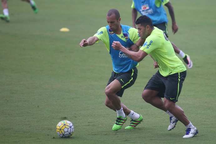 Miranda marca Hulk treino seleção brasileira (Foto: Lucas Figueiredo / MoWA Press)