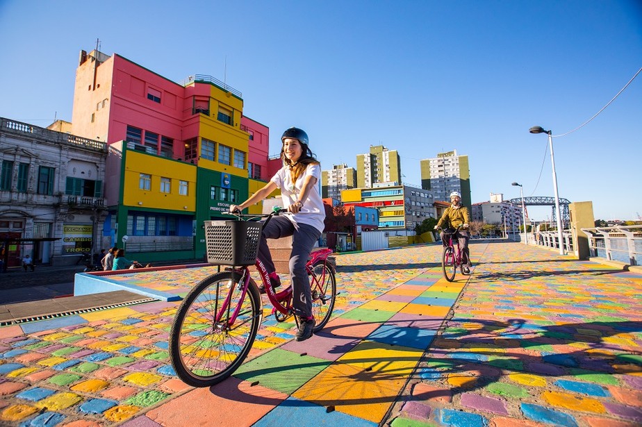 Passeio de bicicleta pelas ruas de La Boca, em Buenos Aires, Argentina Divulgação