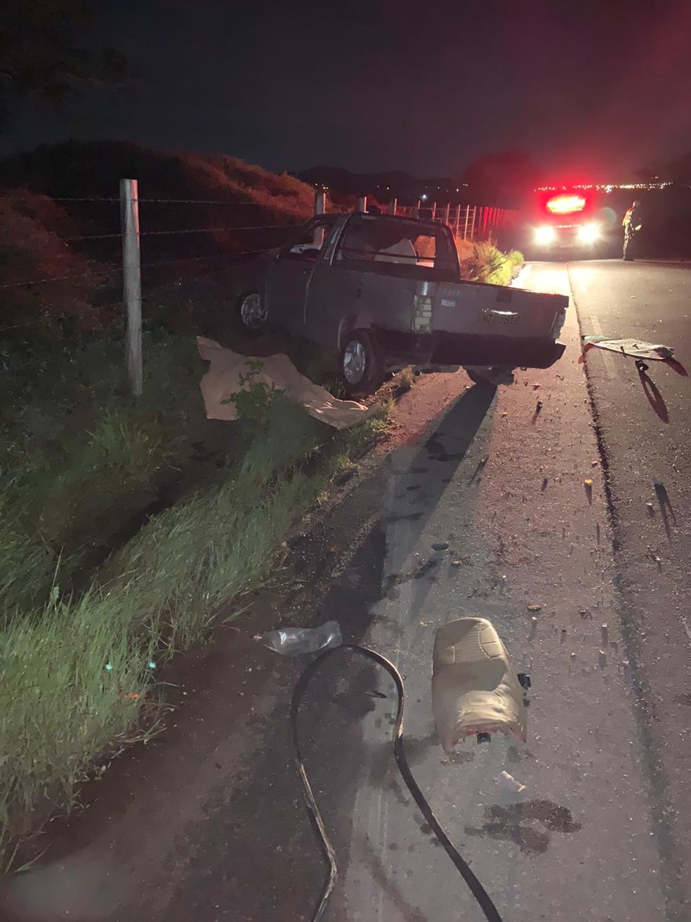 Pedaços da motocicleta ficaram espalhados na AL-220 após colisão com carro no interior de Alagoas — Foto: BPRv