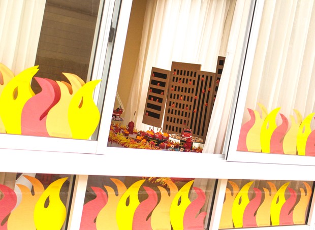 Os vidros do salão de festas foi decorado com "chamas" de cartolina vermelha, laranja e amarela (Foto: Arquivo Pessoal)
