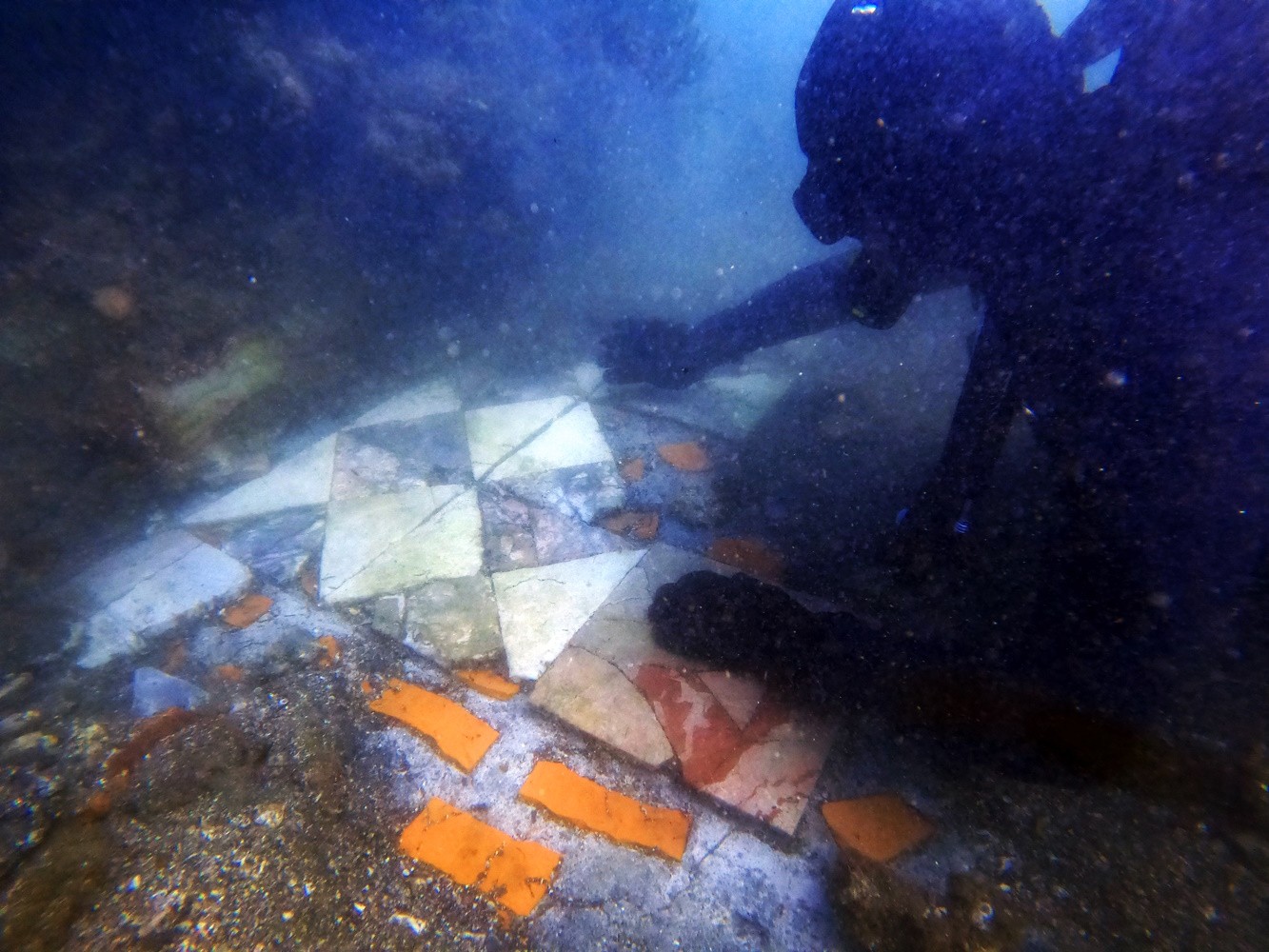 Mergulhadores encontraram pisos de mármore onde eram salas dentro da cidade — Foto: Divulgação/Naumacos