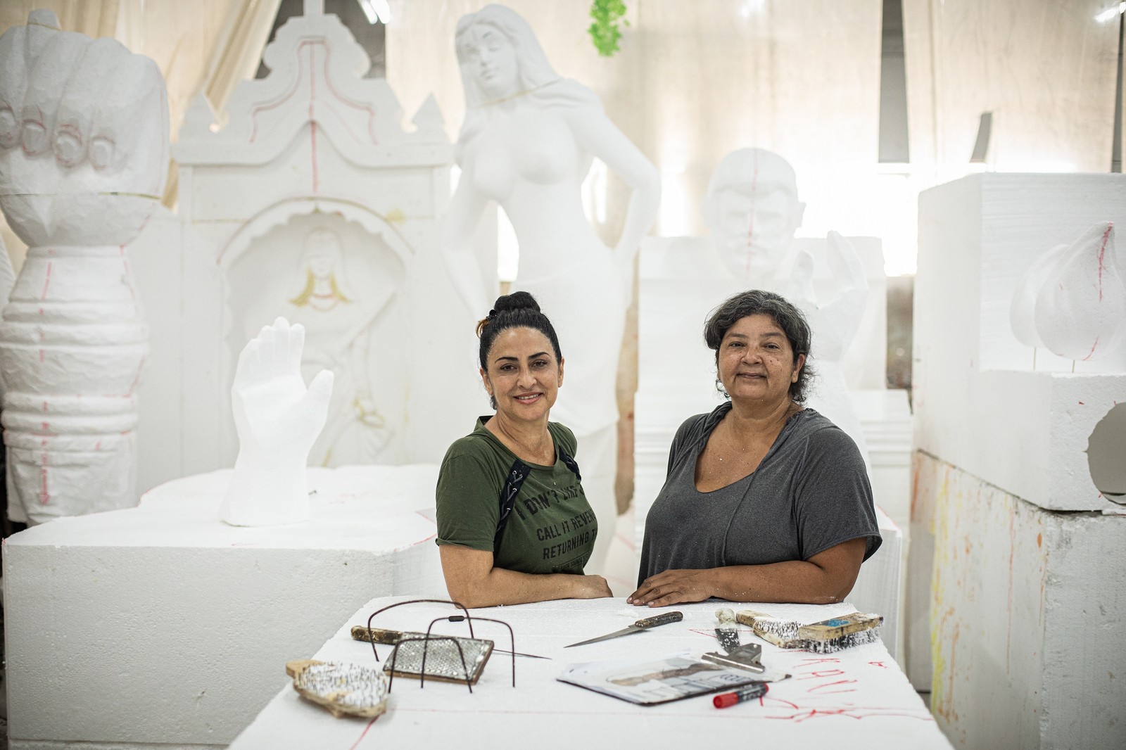 Marina Vergara e Andréa Vieira são chefes de escultura no barracão da Grande Rio — Foto: Hermes de Paula