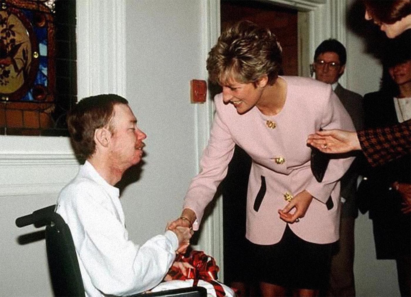 Durante sua vida pública, a princesa de Gales realizou diversas obras de caridade (Foto: Reprodução/Diana's Legacy)