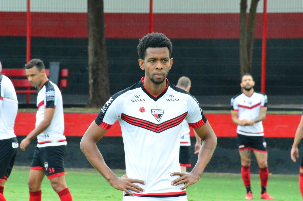 Moacir é volante, mas também atua como lateral-direito — Foto: Paulo Marcos/Atlético-GO