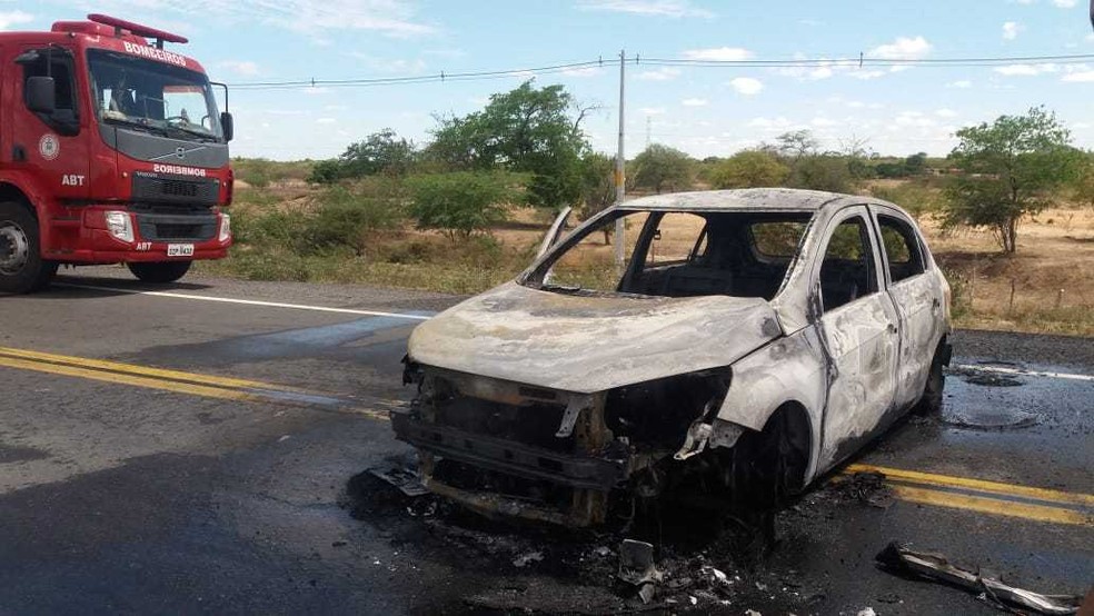 Uma tentativa de assalto a um carro forte na BR-407, altura da cidade Juazeiro, nesta quinta-feira (31), terminou com um carro incendiado e veículos atravessados na pista. Ninguém foi preso.  — Foto: Corpo de Bombeiros 