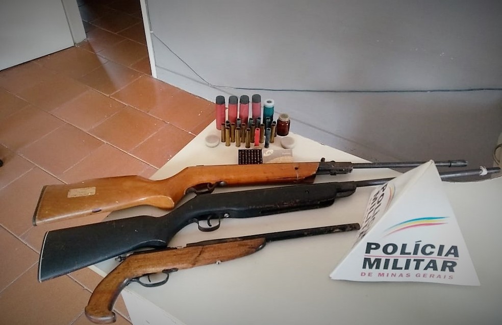 Espingardas foram apreendidas em operação 'Minas Segura' do 47º Batalhão de Polícia Militar — Foto: Polícia Militar/Divulgação