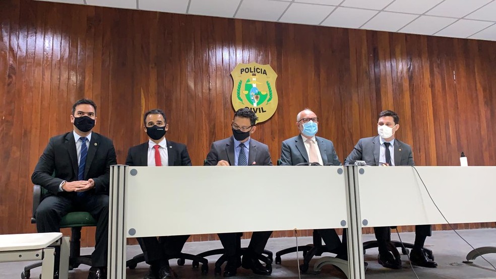 Polícia do Ceará apresenta resultado de investigações de quadrilha que sequestrava gerentes e ameaça familiares para roubar bancos — Foto: Paulo Sadat/SVM