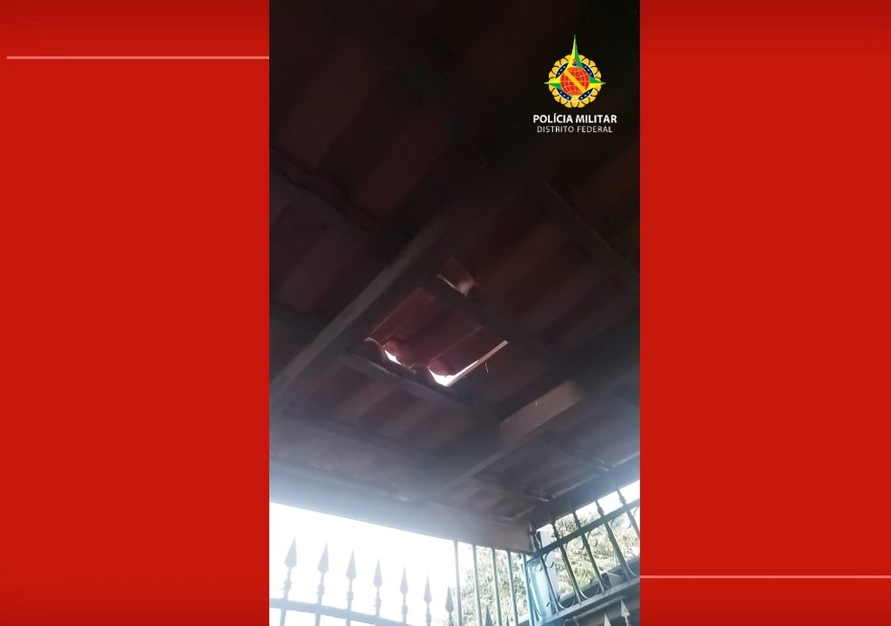 Homem invadiu casa da ex-mulher pelo telhado, no DF — Foto: Divulgação/PMDF