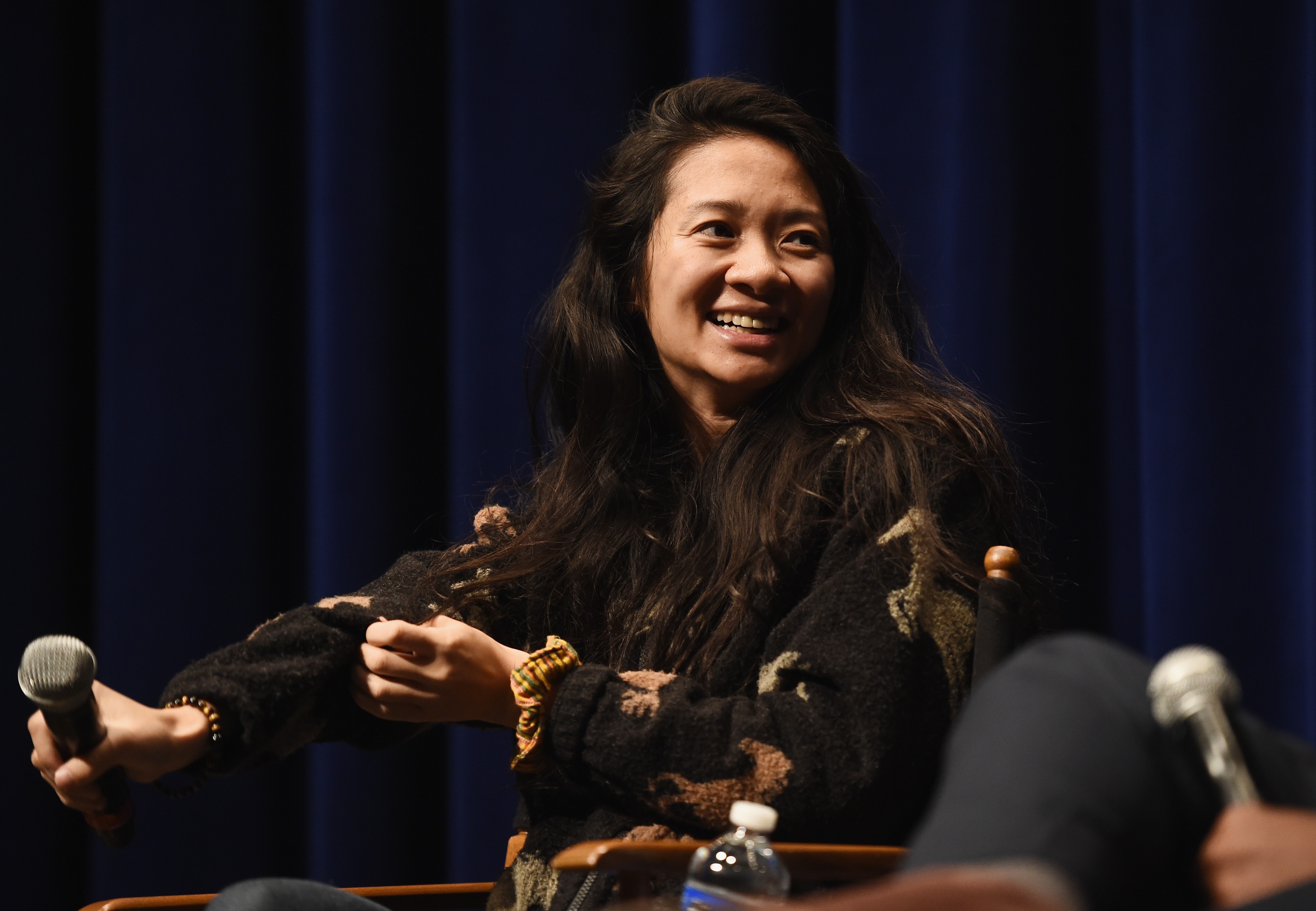 Chloé Zhao, a primeira asiática a concorrer na categoria Melhor Direção (Foto: Getty Images)