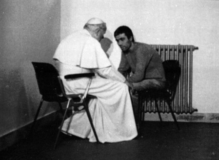 O Papa João Paulo II conversa com Mehmet Ali Agca, o homem que tentou matá-lo