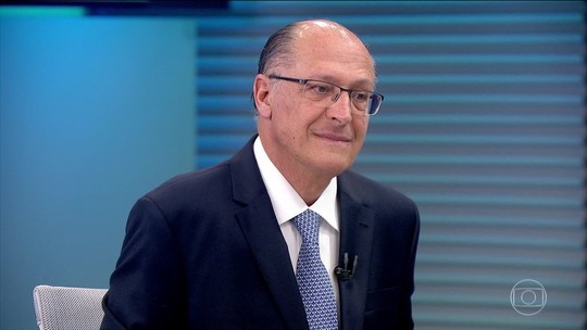 Alckmin diz que 'quem ganhar subirá a rampa em dia de chuva com lata d'água na cabeça'