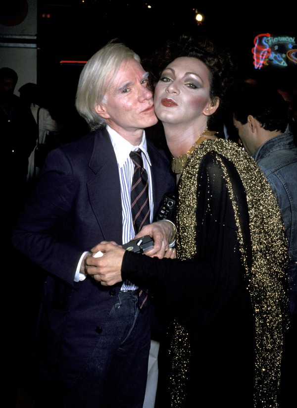 Holly Woodlawn ao lado de Andy Warhol em foto tirada nos anos 70 (Foto: Getty Images)