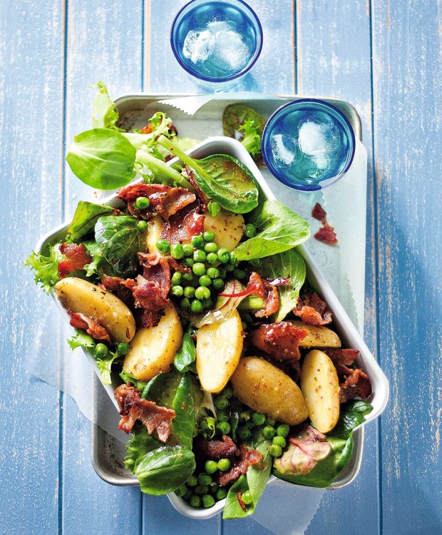 Salada com batatas, ervilhas e bacon (Foto: StockFood / Gallo Images Pty Ltd.)