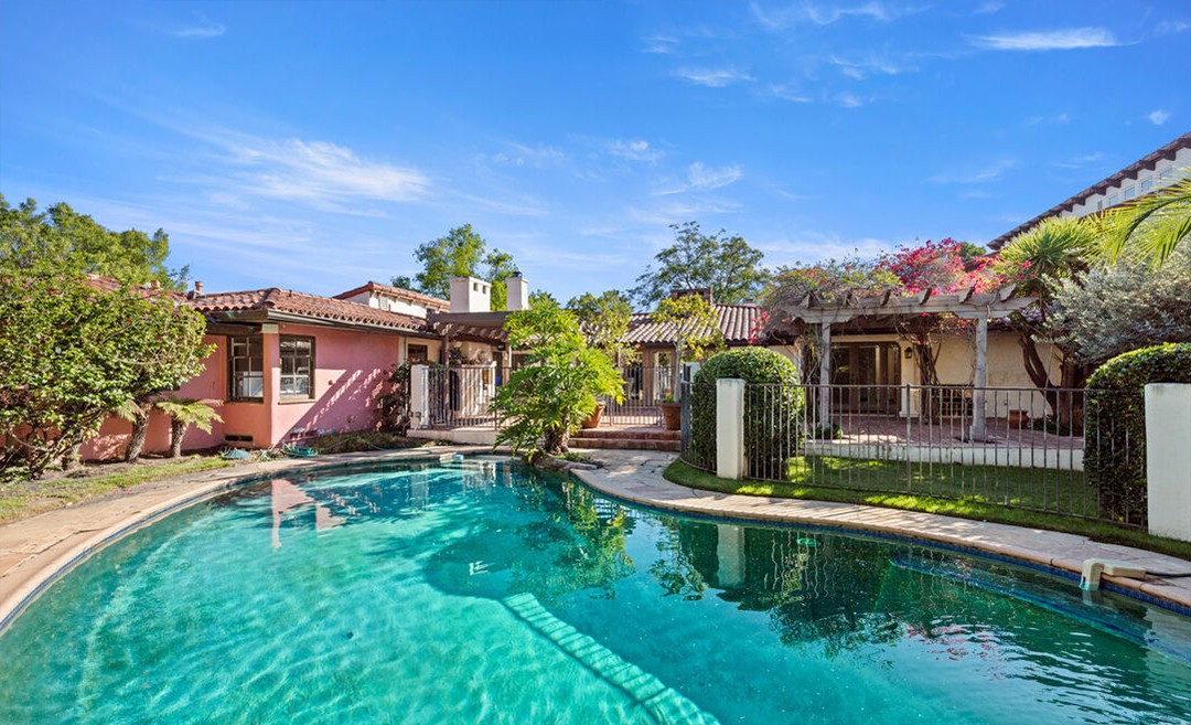 Antiga mansão de John Travolta está à venda por R$ 127 milhões  (Foto: Divulgação)