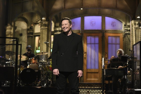 O bilionário Elon Musk em sua participação no programa Saturday Night Live (Foto: Getty Images)