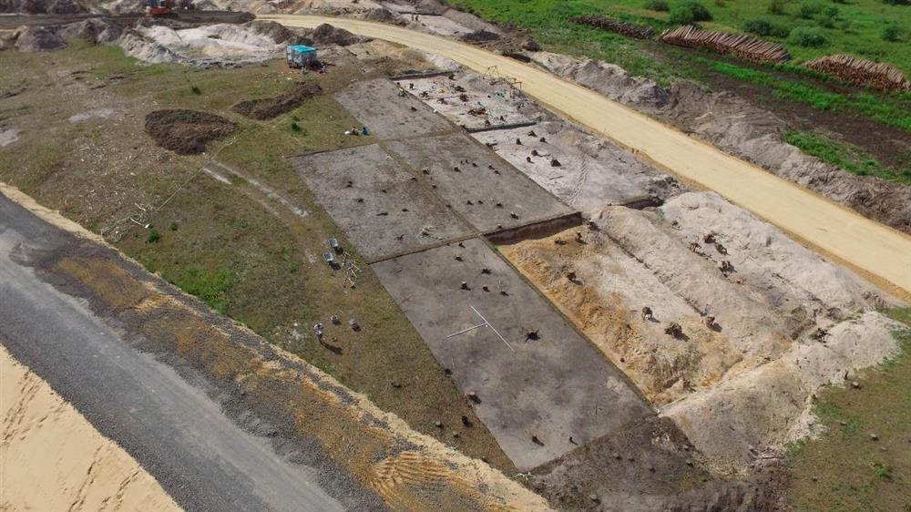 Terreno onde ocorreram as escavações das ferramentas de pedra e cerâmicas (Foto: Instituto de Arqueologia da Academia Russa de Ciências)