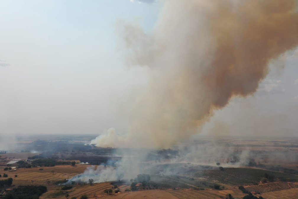 Incêndio em vegetação atingiu 400 mil metros quadrados e formou nuvem gigante de fumaça em Junqueirópolis — Foto: Márcio Cabanhas