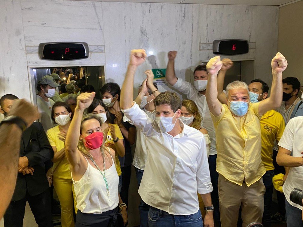 João Campos comemora eleição para prefeito do Recife  — Foto: Pedro Alves/G'