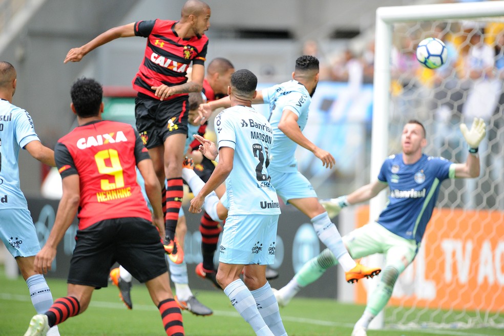 Grêmio sofreu três gols de bola aérea contra o Sport — Foto: Wesley Santos / Agência PressDigital