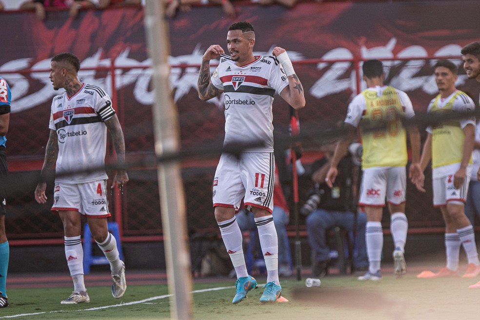 Luciano fez gol e tomou cartão em Goiânia — Foto: Isabela Azine/AGIF