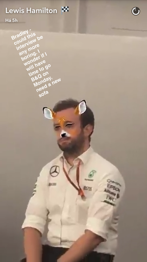 Lewis Hamilton brinca com assessor de imprensa da Mercedes no snapchat (Foto: Reuters)