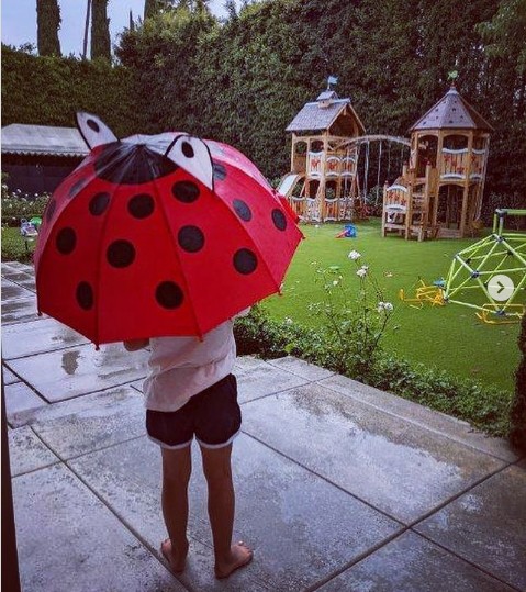A filha da atriz Mindy Kaling observado alguns dos brinquedos instalados no quintal de casa (Foto: Instagram)