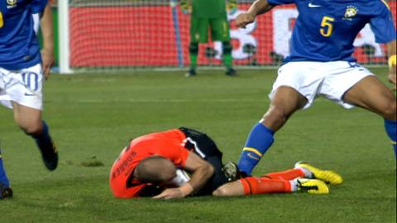 Aquele pisão! Pivô de expulsão de Felipe Melo, Robben foi um dos destaques da Holanda que eliminou o Brasil na Copa de 2010
