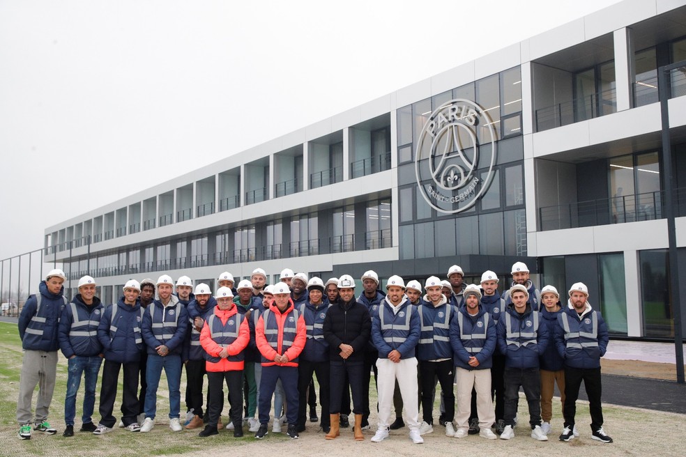 Elenco do PSG visita obras de novo CT do clube — Foto: Divulgação/PSG