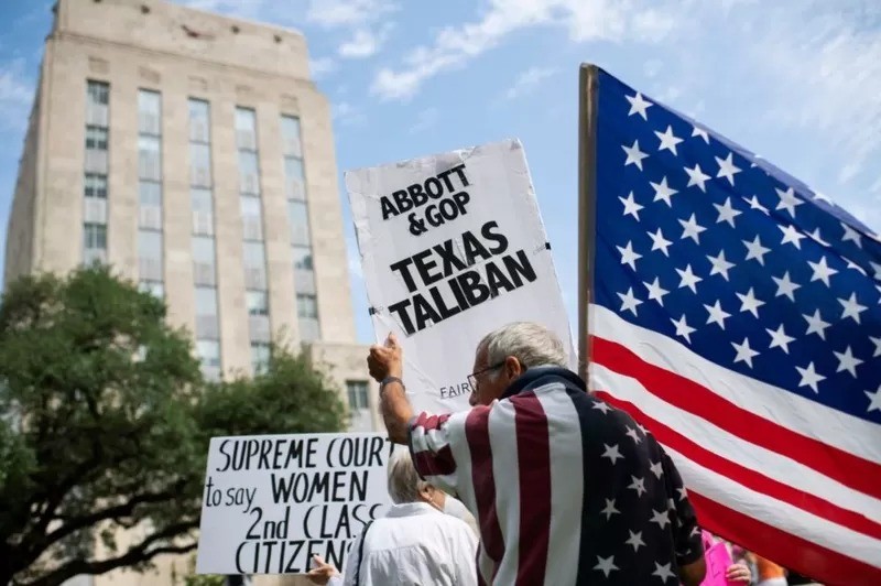 Manifestantes pró-aborto do lado de fora da prefeitura em Houston, Texas, em 14 de maio de 2022 (Foto: Getty Images via BBC News)