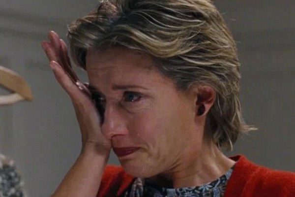A atriz Emma Thompson na cena em que sua personagem em Simplesmente Amor (2003) descobre a traição de seu marido (Foto: Reprodução)