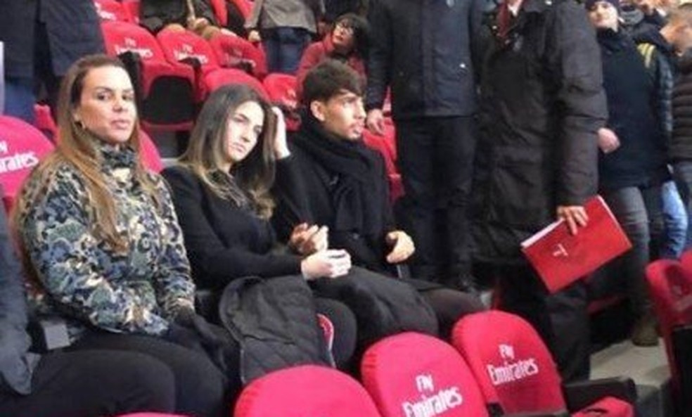 Paquet&aacute; foi flagrado ao lado da esposa e da m&atilde;e na partida entre Milan e Torino &mdash; Foto: Reprodu&ccedil;&atilde;o/Twitter