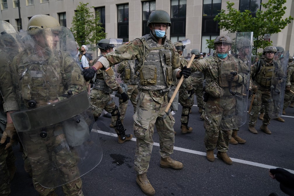 Guarda Nacional de Utah patrulha rua em Washington, capital dos EUA, durante protestos desta quarta (3) — Foto: Evan Vucci/AP