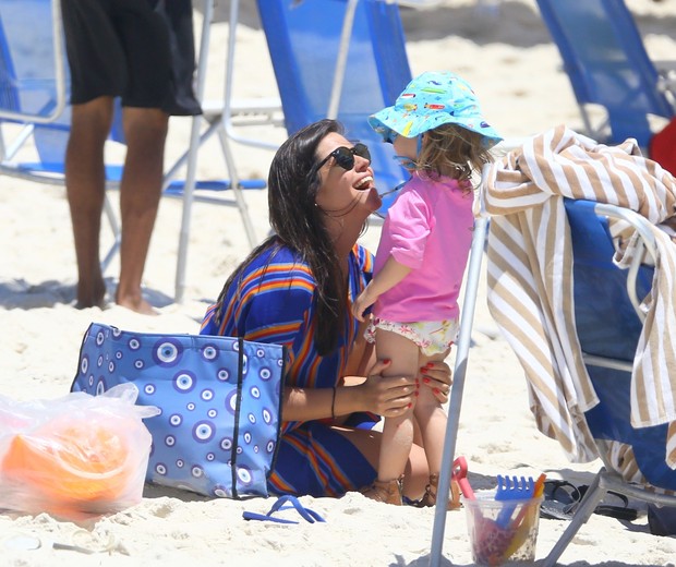 Thais Fersoza com Melinda na praia no Rio (Foto: AgNews / AgNews)