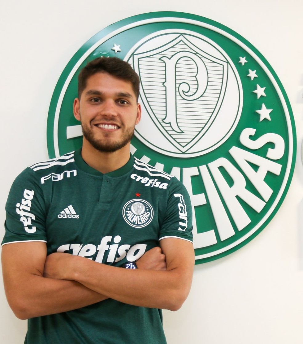 Zagueiro Nicolás Freire posa com a camisa do Palmeiras (Foto: Fabio Menotti/Ag. Palmeiras/Divulgação)