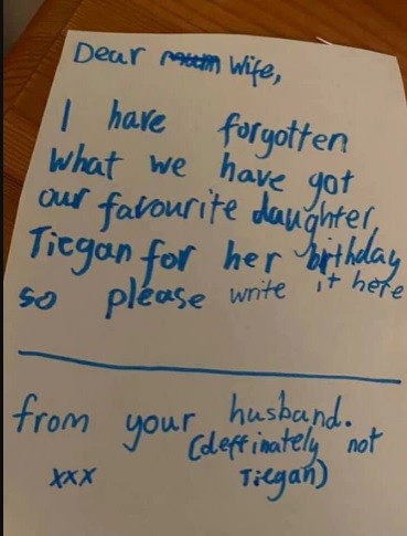 Menina escreve bilhete para mãe se passando pelo pai para descobrir o que ganharia de presente de aniversário (Foto: Reprodução/Kidspot/Facebook)