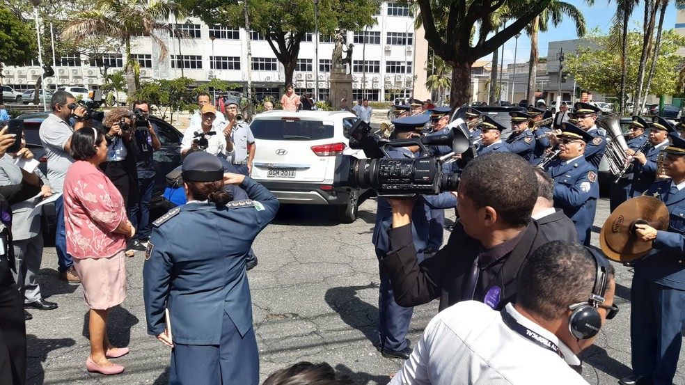 Governadora Fátima Bezerra é recepcionada pela Banda da Polícia Militar  — Foto: Sérgio Henrique Santos/Inter TV Cabugi