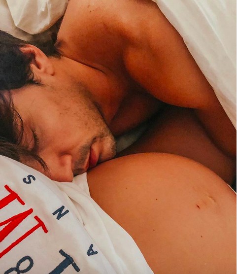 A modelo e estrela de reality show britânica Chloe Lewis com o namorado (Foto: Instagram)