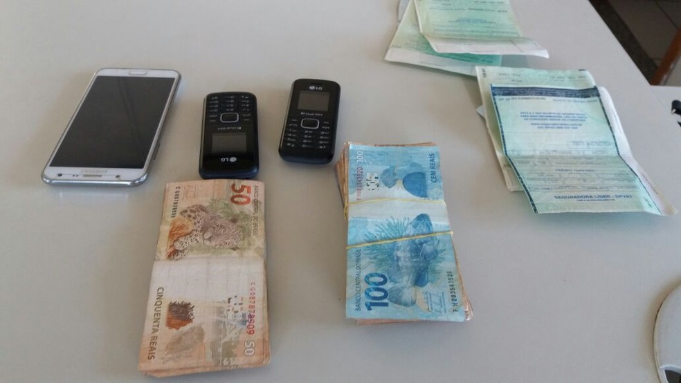 Dinheiro apreendido com motoristas de carretas com maconha (Foto: Gabriela Pavão/ G1 MS)