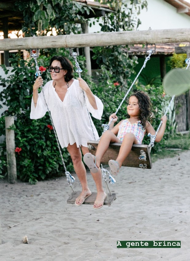 Carolina Ferraz e filha, Isabel (Foto: Reprodução / Instagram)